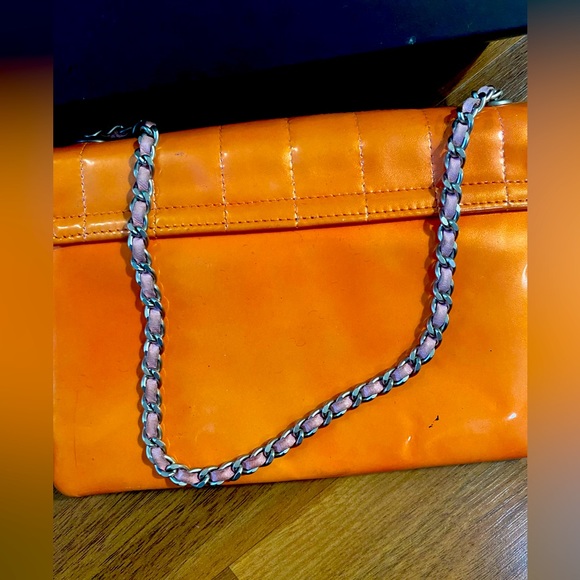 Chanel vintage unique patent leather clutch w/chain, pink and orange - Picture 4 of 15